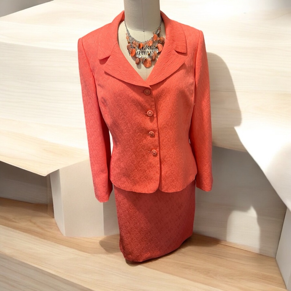 Tahari- Arthur S.Levine 2 pc suit